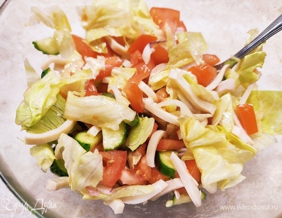 Заправить салат и оставить в холодильнике минут на 10, чтобы охладился.