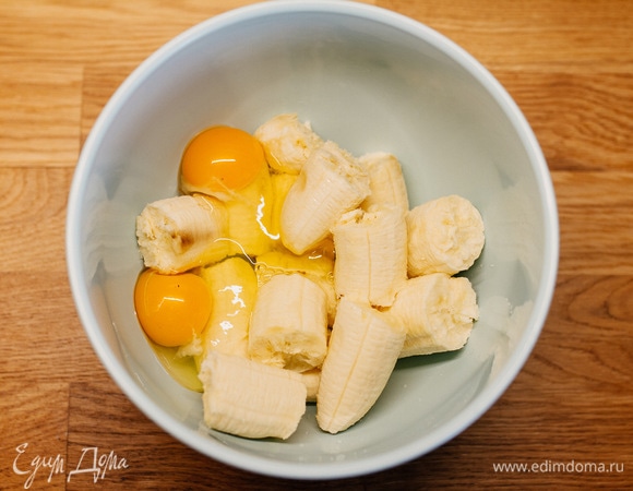 В чаше соединить яйца, ванильный экстракт и 3 банана, нарезанные на крупные кусочки.