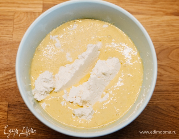 Добавить творог и еще раз смешать все с помощью блендера.