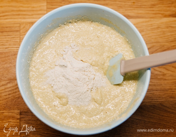 Всыпать муку, тщательно перемешать.