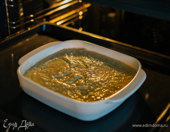 Поставить в духовку, разогретую до 180°C.