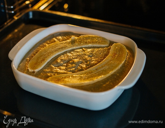 Через 10 минут выложить сверху разрезанный вдоль банан. Выпекать еще 20–30 минут.