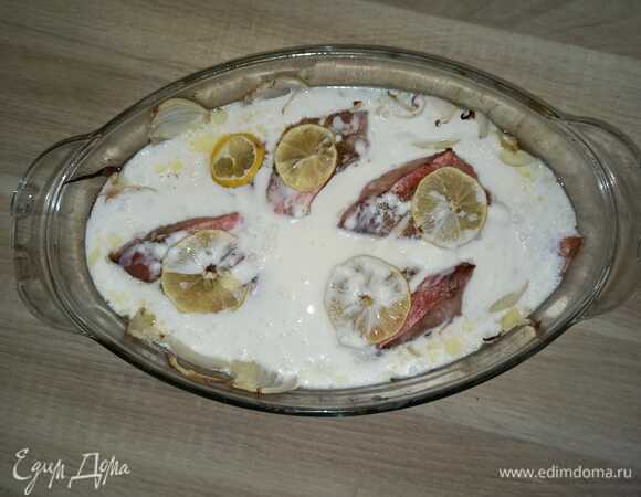 Достать рыбу из духовки и залить сметаной. Поставить еще на 15 минут в духовку. Приятного аппетита!