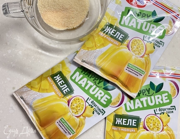 Сухое желе из пачки смешать с водой, нагреть (но не кипятить) до растворения, остудить.