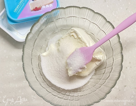 Сливочный сыр смешать с сахаром, хорошо перемешать.