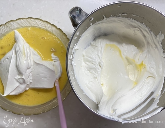 Отдельно взбить сливки до пиков, аккуратно вмешать в сырную смесь.