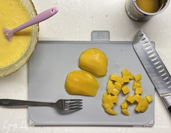 Манго нарезать на кусочки. Добавить в основную смесь.