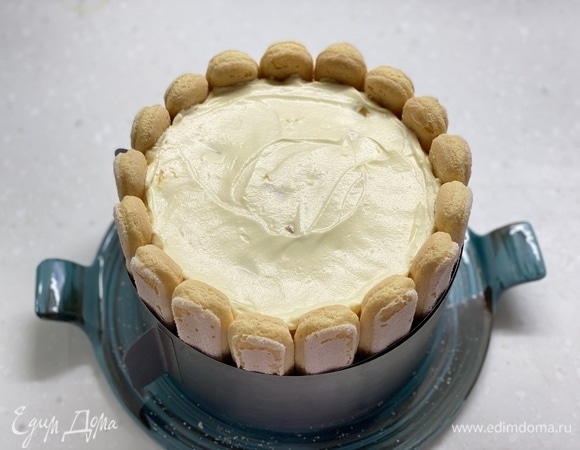 Выложить начинку в подготовленную основу, разровнять и убрать в холодильник до застывания. Минимум на 4 часа, лучше — на ночь.