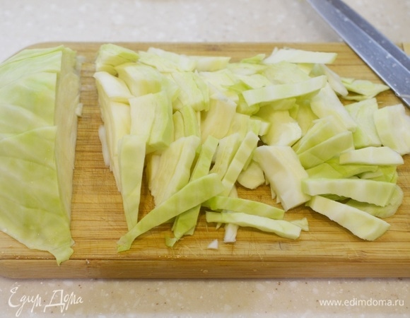 Капусту вымойте, нарежьте любым удобным способом.