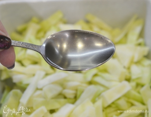 Влейте растительное масло. Накройте форму фольгой и запекайте в разогретой до 180°C духовке около 40 минут. Минут за 10 до окончания приготовления можно снять фольгу для зарумянивания капусты.