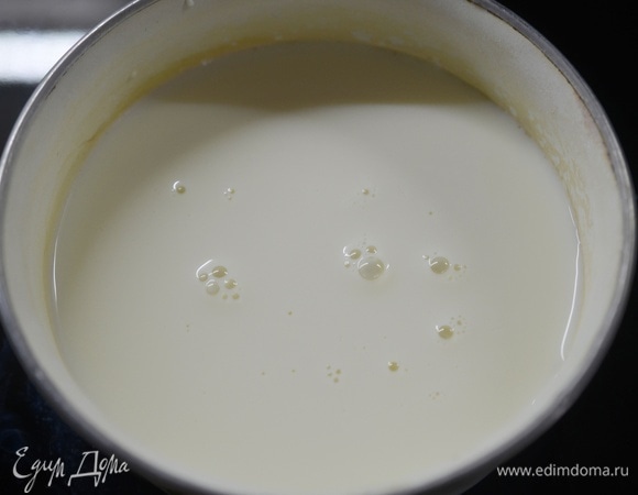 В кастрюльку влейте молоко.