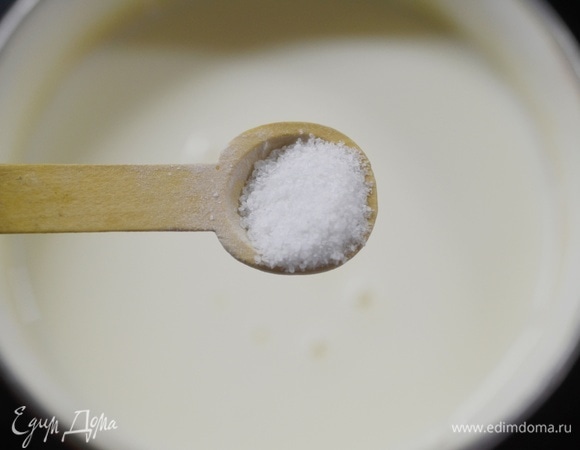 Посолите, доведите до кипения. По желанию, можно добавить сахар.