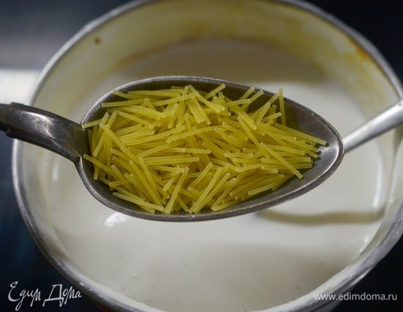 В кипящее молоко всыпьте вермишель.