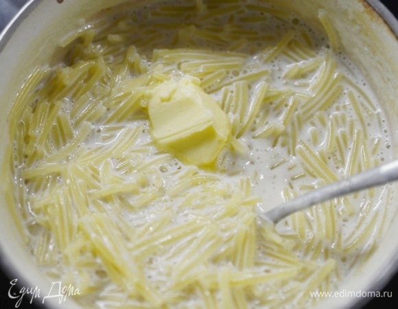 В готовое блюдо добавьте масло.