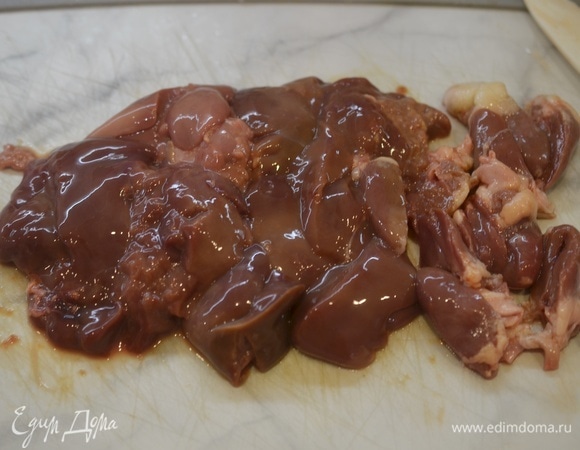 Печень и сердечки помойте, нарежьте на небольшие кусочки.