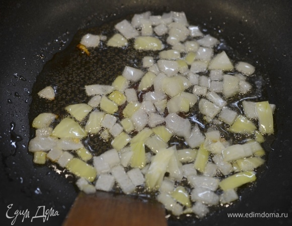 Обжарьте лук до золотистого цвета с добавлением растительного масла.