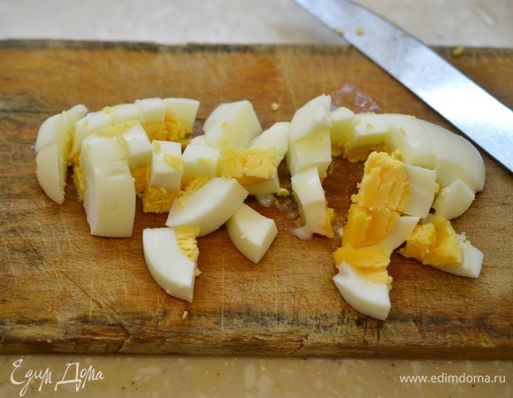 Яйцо отварите вкрутую и нарежьте кубиком.