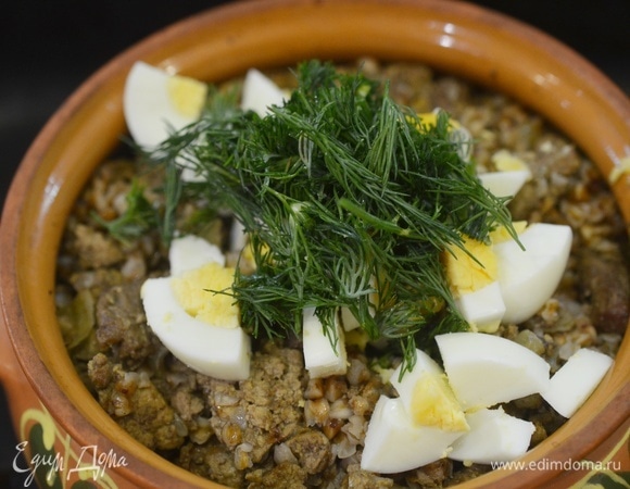 Добавьте яйцо и укроп в горшочек, перемешайте и уберите в духовку на 15 минут.