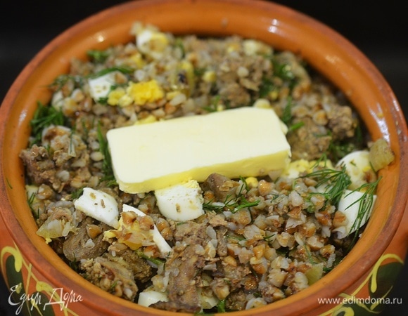 Добавьте в горшочек сливочное масло.