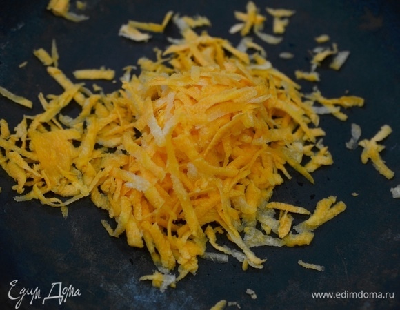 Морковь почистите, натрите на терке.