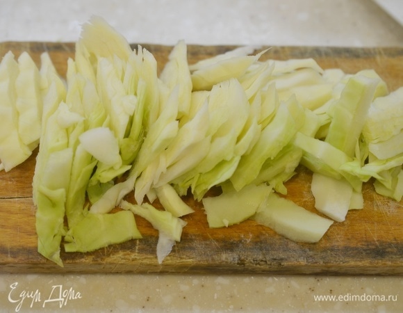 Капусту промойте, нашинкуйте.