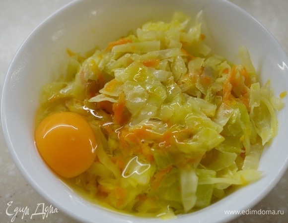 Немного охладите, вбейте яйцо.