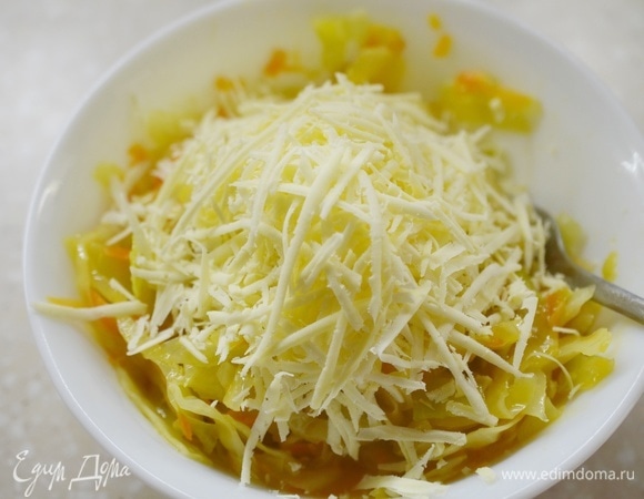 Добавьте натертый сыр.