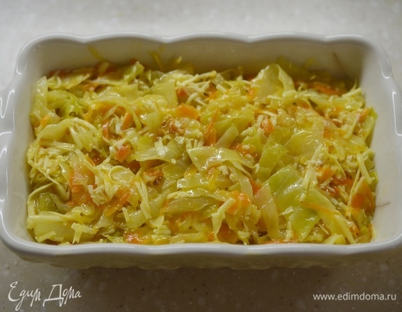 Выложите капустную массу в жаропрочную форму. Накройте верх формы фольгой, запекайте в разогретой до 180°C духовке около 35 минут. За 10 минут до окончания запекания снимите фольгу и немного зарумяньте запеканку.