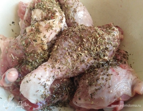 Курицу посолить, посыпать итальянскими травами, полить растительным маслом. Перемешать.