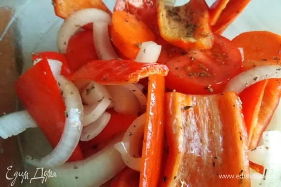 Нарезанные морковь, лук, болгарский перец и помидоры посыпать солью, оставшимися травами и полить растительным маслом. Перемешать.