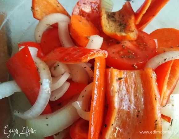 Нарезанные морковь, лук, болгарский перец и помидоры посыпать солью, оставшимися травами и полить растительным маслом. Перемешать.