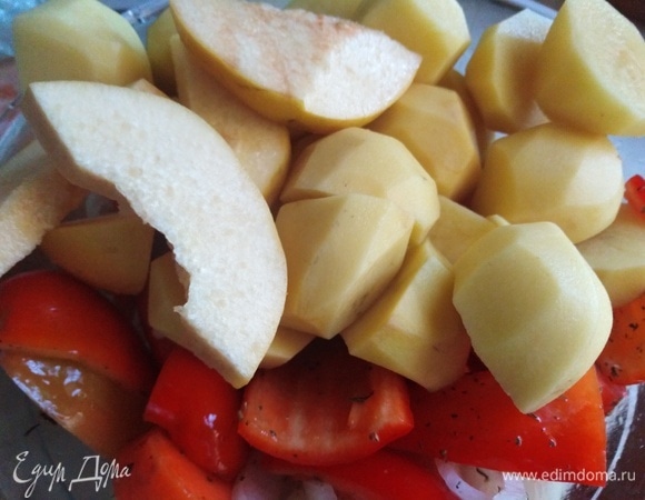 Очистить картофель, нарезать половину айвы. Соединить с остальными овощами. Перемешать.