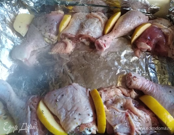Форму для запекания застелить фольгой. Выложить курицу и вторую нарезанную половину айвы.