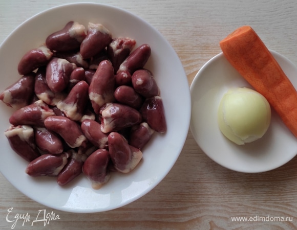 Куриные сердечки промыть, очистить, залить водой, добавить половинку луковицы и моркови, соль. Отварить до готовности. Время варки зависит от размера сердечек, в среднем — 30–45 минут. Готовые сердечки вынуть из бульона и остудить.