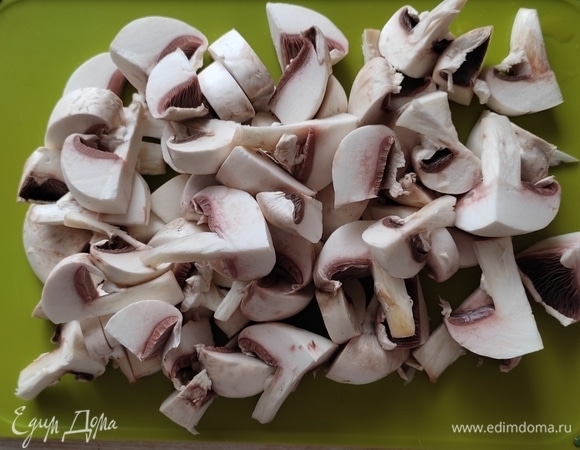 Шампиньоны промыть, обсушить и нарезать произвольными кусочками. Луковицу нарезать полукольцами.