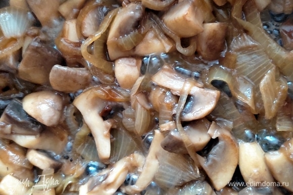 Обжарить грибы с луком на растительном масле до готовности.