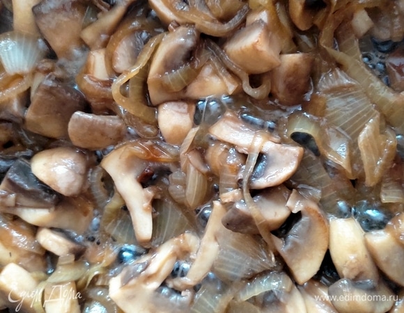 Обжарить грибы с луком на растительном масле до готовности.