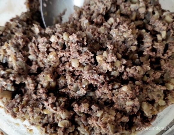 Пропустить через мясорубку отварные сердечки и обжаренные с луком грибы, хорошо перемешать начинку, попробовать на соль, досолить при необходимости. В фарш добавить 2–3 ложки бульона, в котором варились сердечки (ориентируйтесь на свой вкус), тогда начинка будет очень сочной.