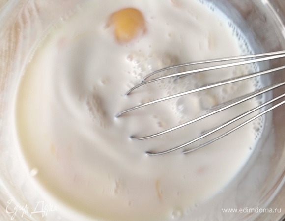 Для блинов смешать в чашке молоко, воду, яйца, соль и хорошо перемешать венчиком до получения однородной массы. Добавить просеянную муку, крахмал и вымешать тесто. Муки может потребоваться чуть больше или меньше.