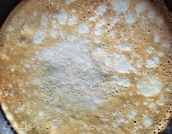 Выпекать блинчики на хорошо разогретой сухой сковороде. Из указанного количества ингредиентов у меня получилось 15 блинчиков. Диаметр сковороды — 22 см.