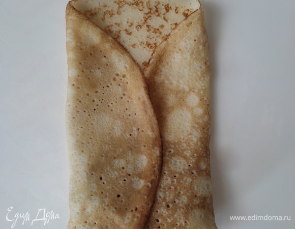 Выкладываем на блинчик начинку и заворачиваем.