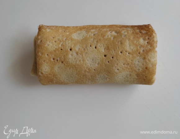 Готовые блинчики перед подачей можно обжарить на сливочном масле, а можно выложить на противень и подогреть в духовке. Приятного аппетита!