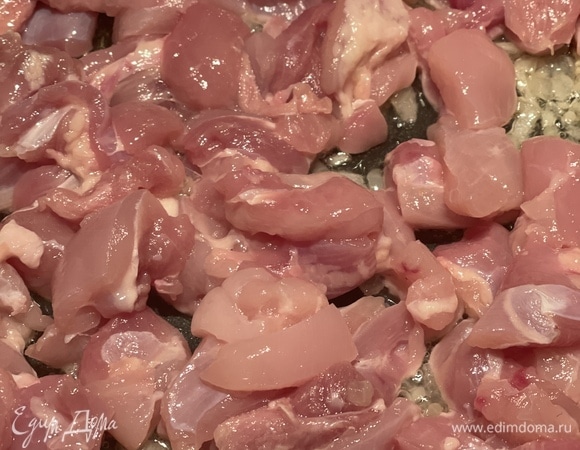 Добавляем нарезанное кубиками филе куриного бедра, обжариваем 10 минут. По желанию курицу можно дополнить грибами или брокколи.