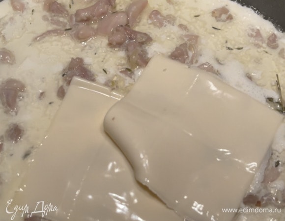 Добавляем сливки, сыр, соль. Прогреваем, постоянно помешивая, на медленном огне, пока соус не загустеет и весь сыр не растворится.