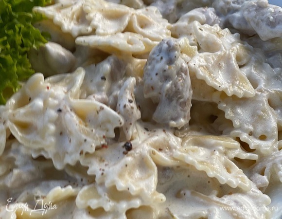 Соединяем макароны с курицей, перчим по вкусу и подаем.