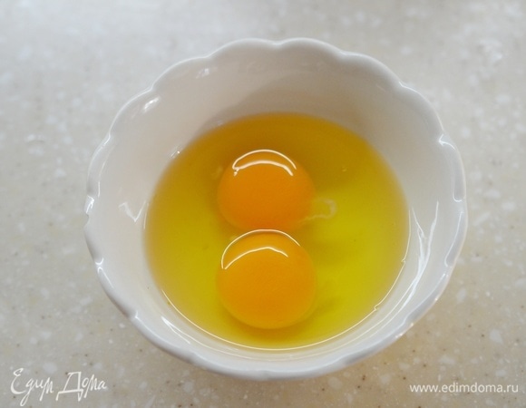В миску вбейте яйца.