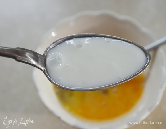 Добавьте кефир из расчета 1 ст. ложка на 1 яйцо.