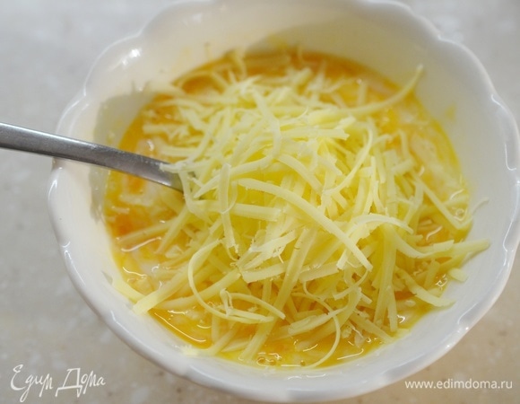 Добавьте натертый сыр. Я такой омлет не солю.