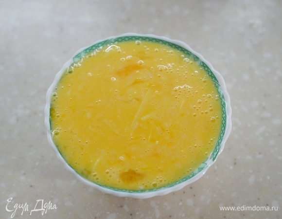 Перемешайте и вылейте в пиалу или другую посуду, в которой будете подавать омлет.