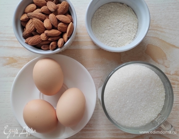Подготовить ингредиенты. Миндаль нужно брать неочищенный, именно оболочка дает печенью румяный цвет. Яйца категории С1 (примерно 100 г белка).
